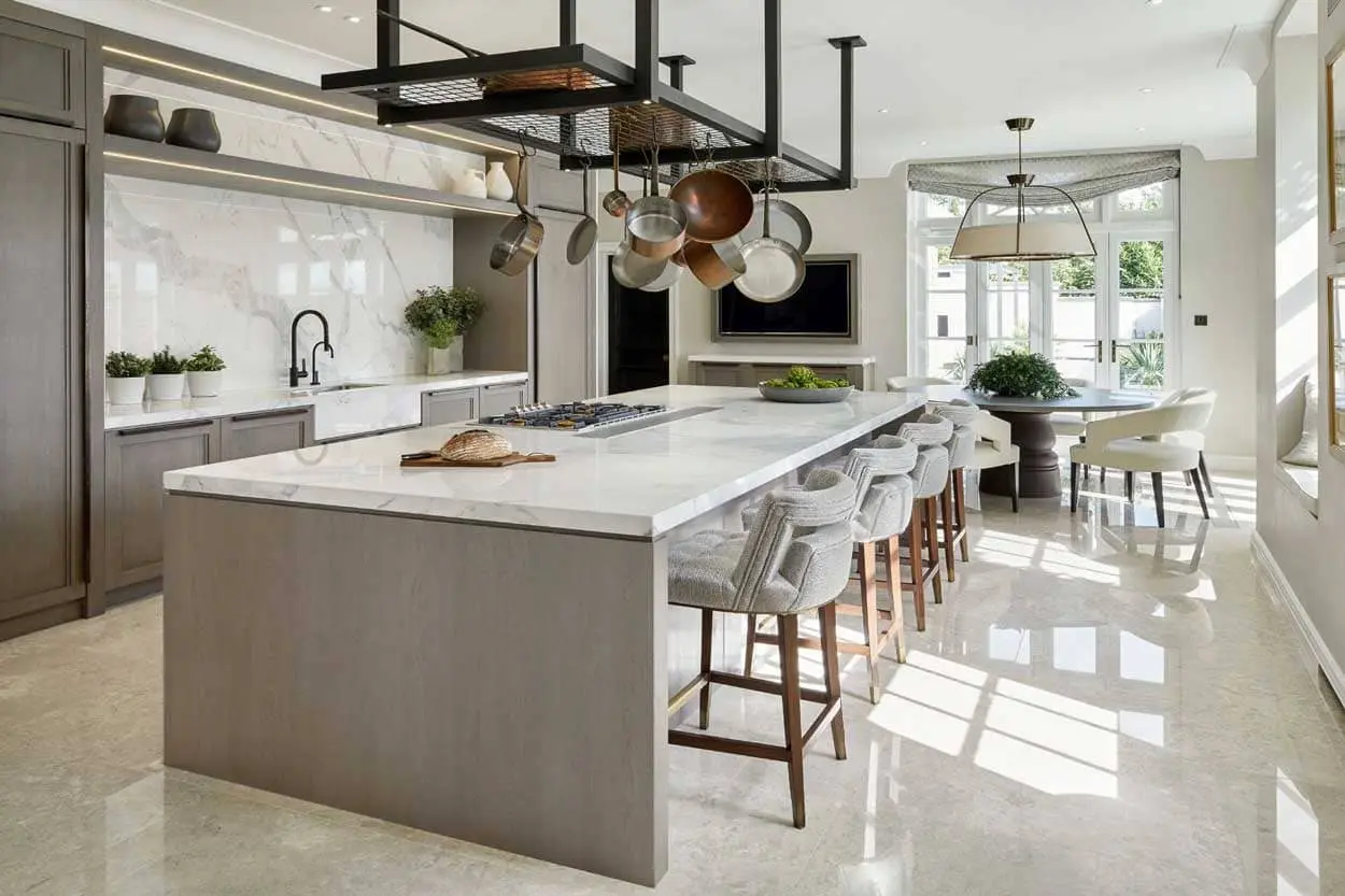 Phòng bếp phong cách luxury với tone màu nhẹ nhàng (Nguồn ảnh: sưu tầm)