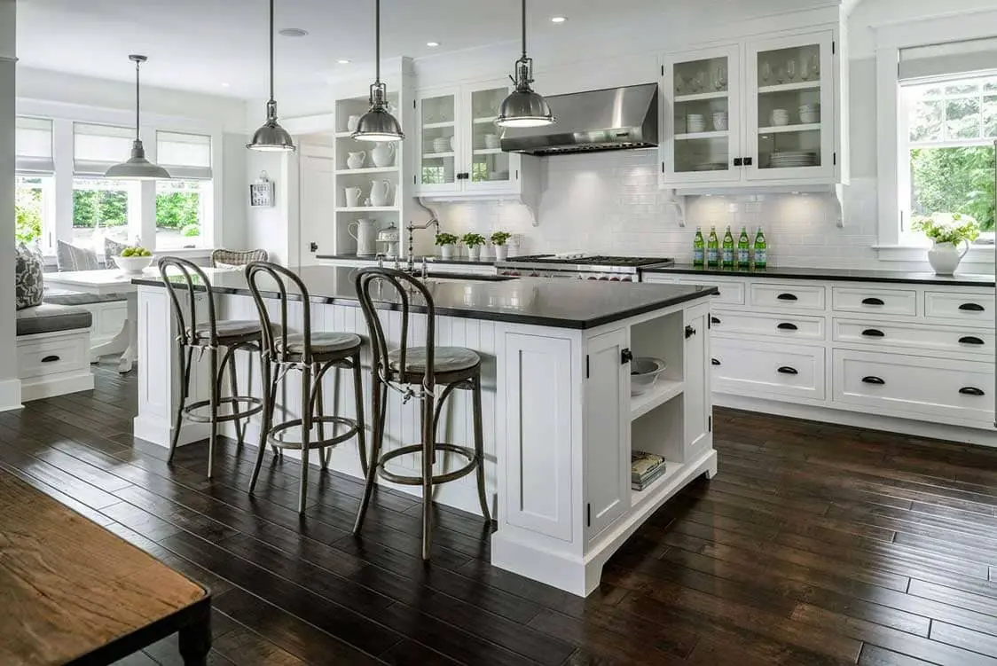 Với sự kết hợp của màu xám và trắng đã mang đến cho căn bếp sự sang trọng, sạch sẽ và ngăn nắp (Nguồn ảnh: sưu tầm)